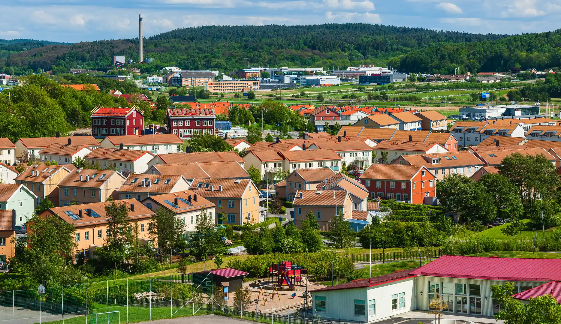Villaområde i Mölndal med radhus och villor sett från ovan